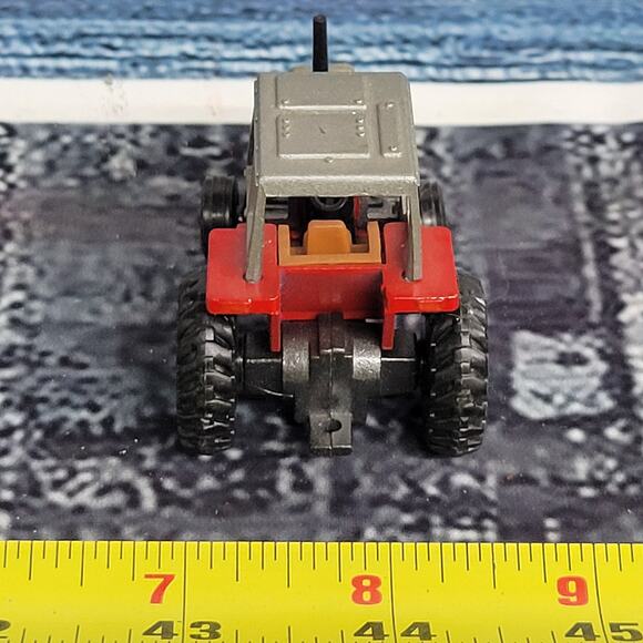 Vintage Ertl 1/64 scale Massey Ferguson 699 diecast tractor red/silver - Picture 6 of 8